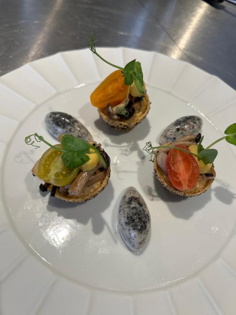 Hotel 717 Amesterdão Exterior foto Quail egg canapés
