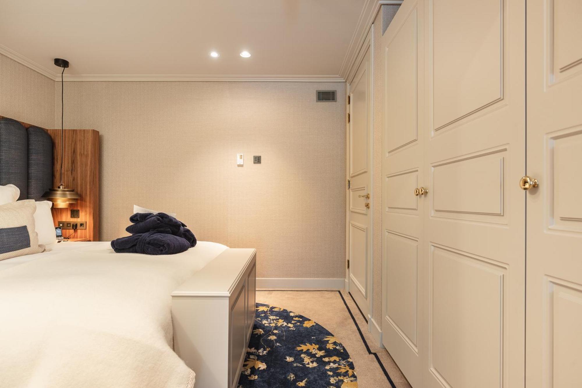 Hotel 717 Amesterdão Exterior foto A bedroom with a built-in wardrobe